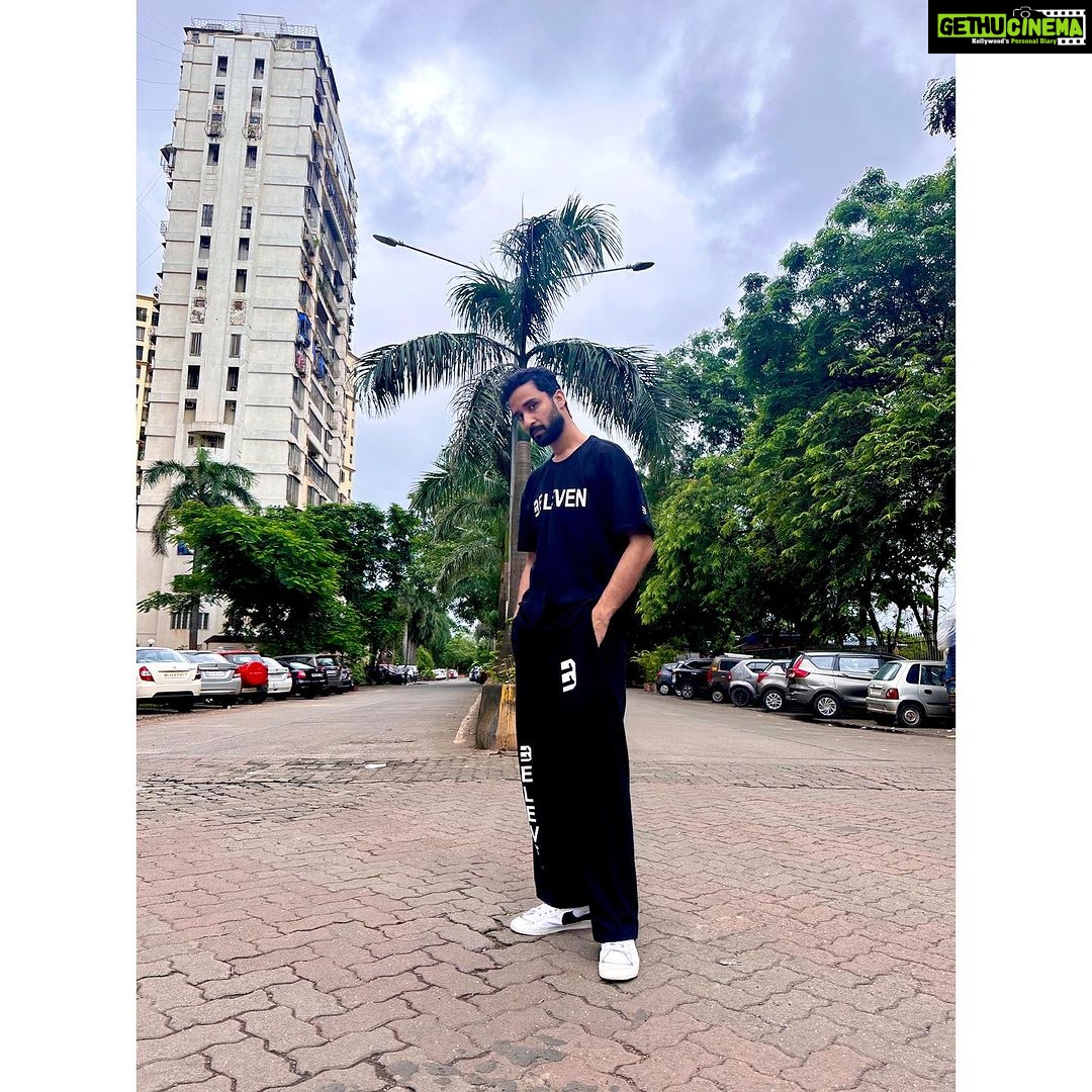 Raghav Juyal Instagram - Subah subah Baarish ,metro ,chai aur KK❤️ Mumbai, Maharashtra