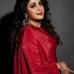 Ramya Krishnan Instagram - Some 90’s vibe...happy weekend my Insta family....love you all 😘☺🥰❤ Styling by @jukalker Styling team @pratimajukalkar Saree @mishruofficial Jewellery @sheetalzaveribyvithaldas Makeup by @adhishreep Hairstylist @kamaldeepss Shot by @venurasuri #teamrk #funatwork #Aha