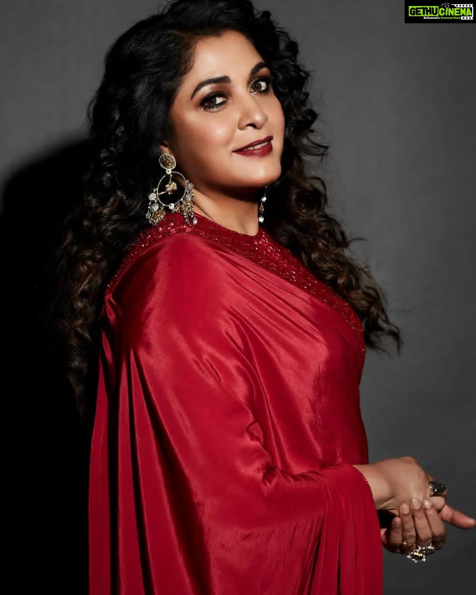 Ramya Krishnan Instagram - Some 90βs vibe...happy weekend my Insta family....love you all πβΊπ₯°β€ Styling by @jukalker Styling team @pratimajukalkar Saree @mishruofficial Jewellery @sheetalzaveribyvithaldas Makeup by @adhishreep Hairstylist @kamaldeepss Shot by @venurasuri #teamrk #funatwork #Aha