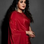 Ramya Krishnan Instagram - Some 90’s vibe...happy weekend my Insta family....love you all 😘☺🥰❤ Styling by @jukalker Styling team @pratimajukalkar Saree @mishruofficial Jewellery @sheetalzaveribyvithaldas Makeup by @adhishreep Hairstylist @kamaldeepss Shot by @venurasuri #teamrk #funatwork #Aha