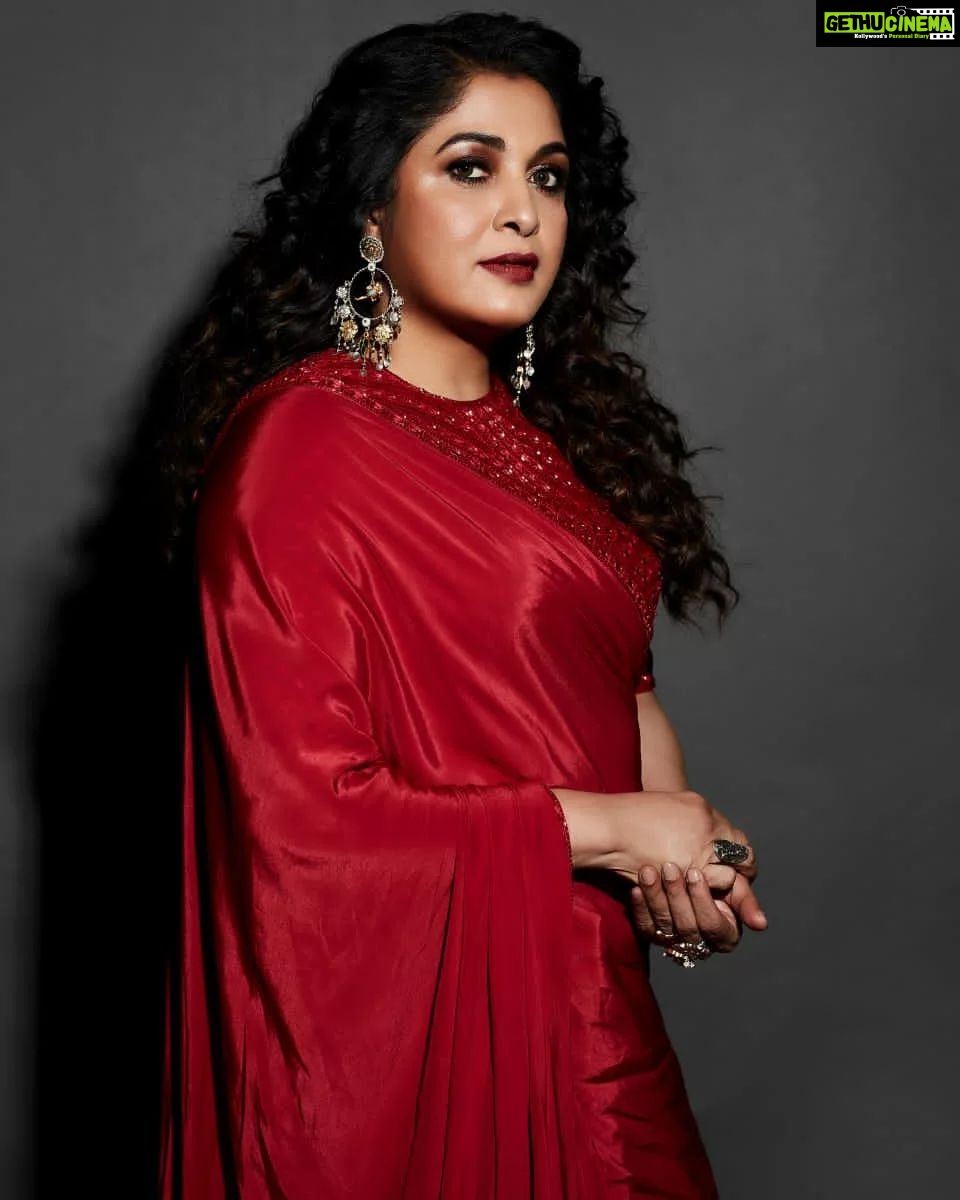 Ramya Krishnan Instagram - Some 90βs vibe...happy weekend my Insta family....love you all πβΊπ₯°β€ Styling by @jukalker Styling team @pratimajukalkar Saree @mishruofficial Jewellery @sheetalzaveribyvithaldas Makeup by @adhishreep Hairstylist @kamaldeepss Shot by @venurasuri #teamrk #funatwork #Aha