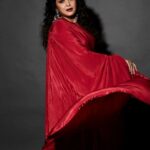 Ramya Krishnan Instagram - Some 90’s vibe...happy weekend my Insta family....love you all 😘☺🥰❤ Styling by @jukalker Styling team @pratimajukalkar Saree @mishruofficial Jewellery @sheetalzaveribyvithaldas Makeup by @adhishreep Hairstylist @kamaldeepss Shot by @venurasuri #teamrk #funatwork #Aha