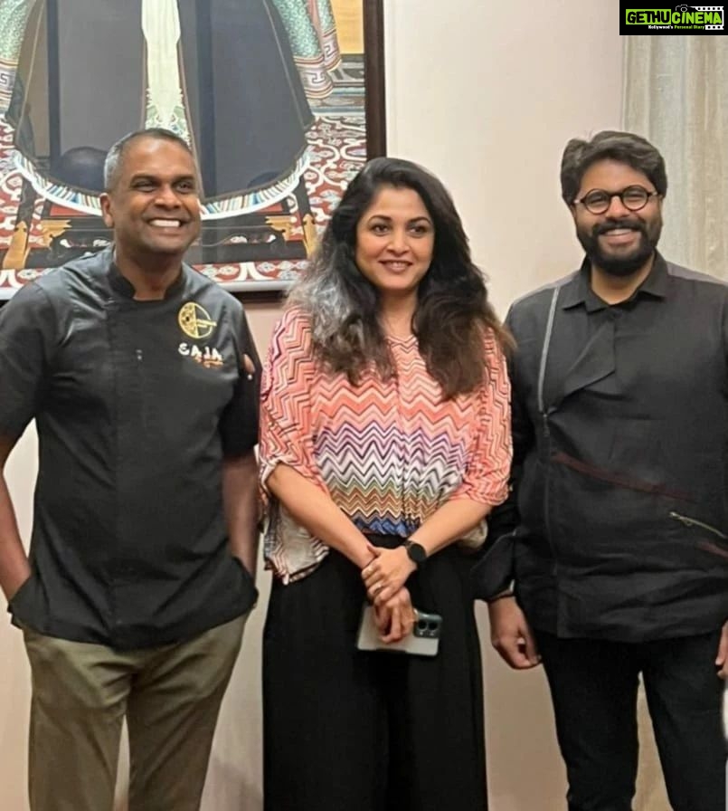 Ramya Krishnan Instagram - "Cooking is all about people. Food is maybe the only universal thing that really has the power to bring everyone together. No matter what culture, everywhere around the world, people eat together." Guy fieri The uniqueness in presentation with brief description makes you enjoy the dishes more...thank you @sashicheliah @bigbandha @pandan_club we couldn't have asked for better hosts! ☺🥰