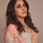 Ramya Krishnan Instagram - Weekend vibes... Styled by @jukalker Styling team @pratimajukalkar Outfit @rajiramniq Jewellery @karnikajewelshyd Makeup & hair @nishisingh_muah Shot by @arifminhaz #ahaindianikon #Queen #happysoul #loveyouall