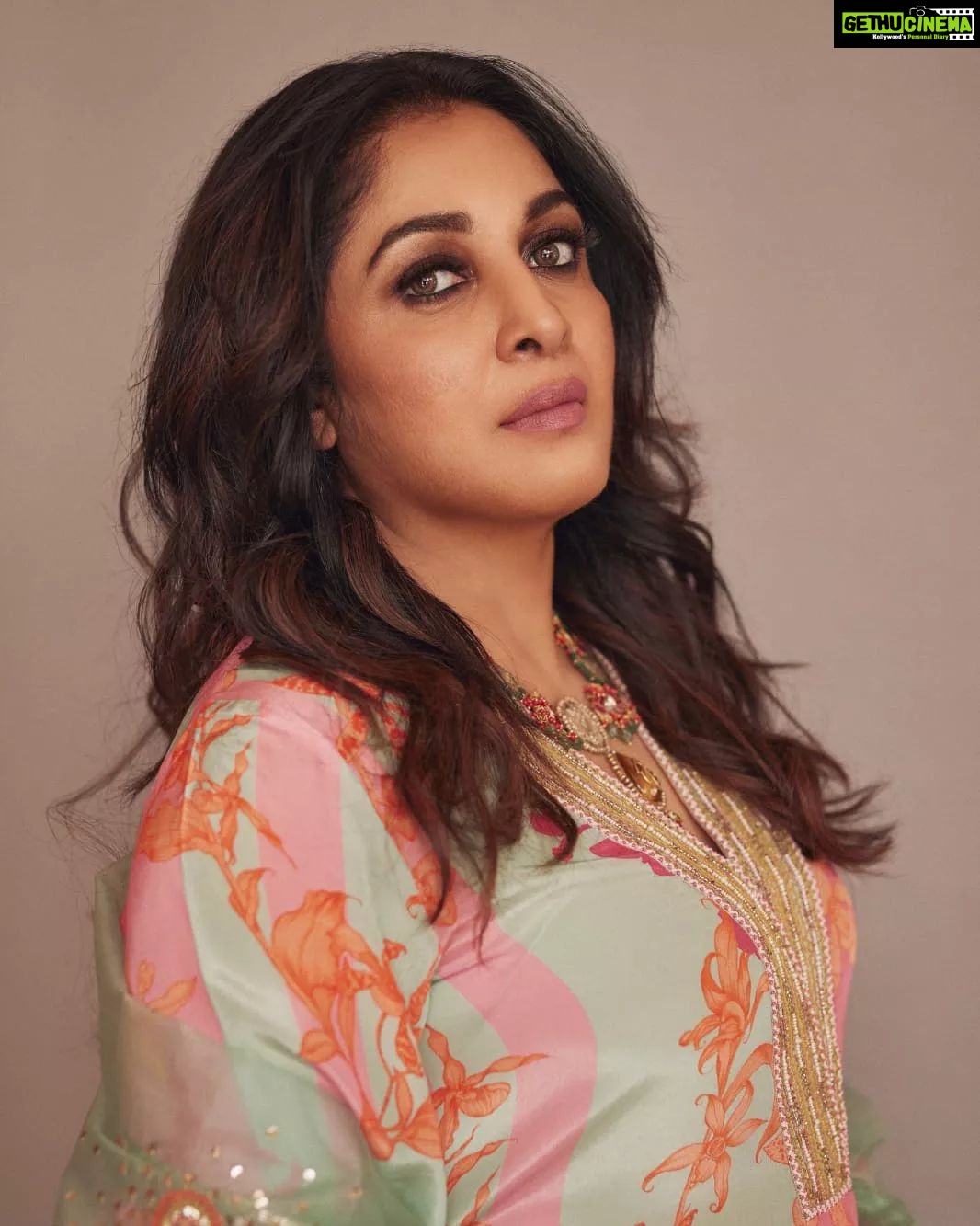 Ramya Krishnan Instagram - Weekend vibes... Styled by @jukalker Styling team @pratimajukalkar Outfit @rajiramniq Jewellery @karnikajewelshyd Makeup & hair @nishisingh_muah Shot by @arifminhaz #ahaindianikon #Queen #happysoul #loveyouall