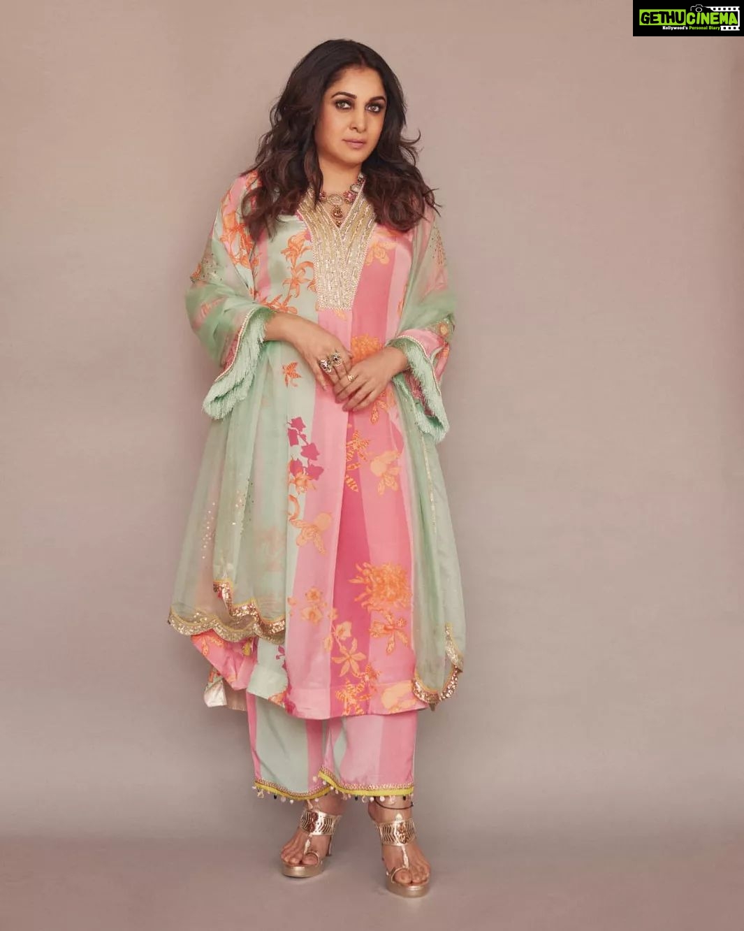 Ramya Krishnan Instagram - Weekend vibes... Styled by @jukalker Styling team @pratimajukalkar Outfit @rajiramniq Jewellery @karnikajewelshyd Makeup & hair @nishisingh_muah Shot by @arifminhaz #ahaindianikon #Queen #happysoul #loveyouall