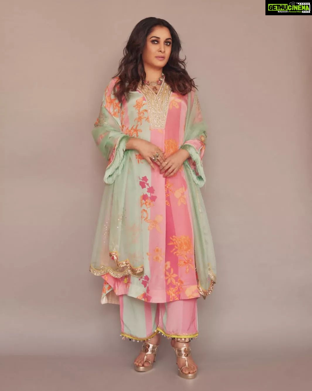 Ramya Krishnan Instagram - Weekend vibes... Styled by @jukalker Styling team @pratimajukalkar Outfit @rajiramniq Jewellery @karnikajewelshyd Makeup & hair @nishisingh_muah Shot by @arifminhaz #ahaindianikon #Queen #happysoul #loveyouall