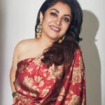 Ramya Krishnan Instagram - You only live once, but if you do it right, once is enough....😉❤⭐🥰 Styled by @jukalker Styling team @pratimajukalkar Outfit @kalkifashion Jewellery @abhilasha_pret_jewelry Makeup @jasmin.tuteja Hair @kamaldeepss Shot by @arifminhaz #look #happy2023 #grateful ##hopeful #gratitude #family #FansLikeNoOther #loveyouall