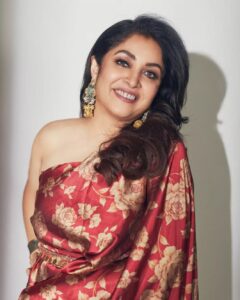 Ramya Krishnan Instagram - You only live once, but if you do it right, once is enough....😉❤⭐🥰

Styled by @jukalker
Styling team @pratimajukalkar

Outfit @kalkifashion 

Jewellery @abhilasha_pret_jewelry

Makeup  @jasmin.tuteja 
Hair @kamaldeepss

Shot by @arifminhaz

#look #happy2023 #grateful ##hopeful #gratitude #family #FansLikeNoOther #loveyouall