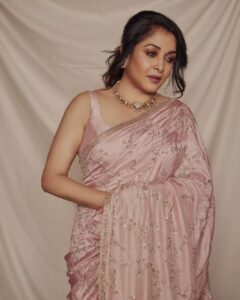 Ramya Krishnan Instagram - Styled by @jukalker

Styling team @pratimajukalkar

Beautiful saree by @mrunalinirao

Jewellery @jatinmorjewels

Makeup & hair @nishisingh_muah

Shot by @arifminhaz