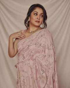 Ramya Krishnan Instagram - Styled by @jukalker

Styling team @pratimajukalkar

Beautiful saree by @mrunalinirao

Jewellery @jatinmorjewels

Makeup & hair @nishisingh_muah

Shot by @arifminhaz