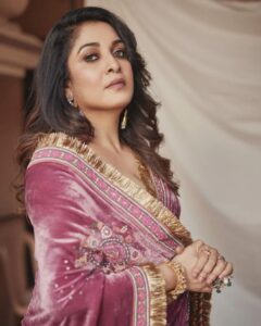 Ramya Krishnan Instagram - Styled by @jukalker

Styling team @pratimajukalkar

Wearing  Beautiful saree by @toraniofficial

Jewellery  @karnikajewelshyd

Makeup @nishisingh_muah

📸 shot by @arifminhaz

#DanceIkonOnAha #september11th #6pm
