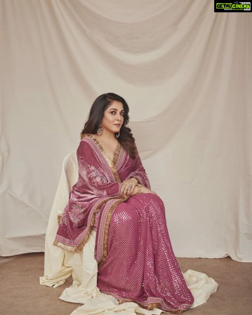 Ramya Krishnan Instagram - Styled by @jukalker Styling team @pratimajukalkar Wearing  Beautiful saree by @toraniofficial Jewellery  @karnikajewelshyd Makeup @nishisingh_muah 📸 shot by @arifminhaz #DanceIkonOnAha #september11th #6pm