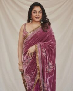 Ramya Krishnan Instagram - Styled by @jukalker

Styling team @pratimajukalkar

Wearing  Beautiful saree by @toraniofficial

Jewellery  @karnikajewelshyd

Makeup @nishisingh_muah

📸 shot by @arifminhaz

#DanceIkonOnAha #september11th #6pm