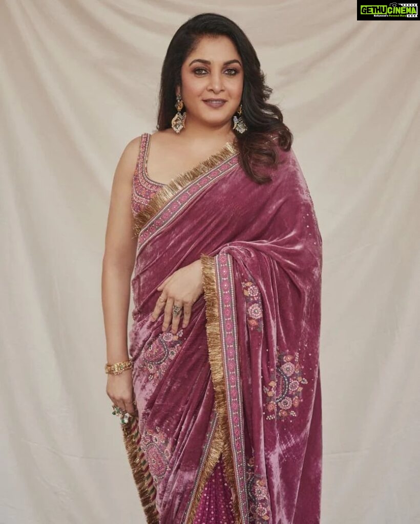 Ramya Krishnan Instagram - Styled by @jukalker Styling team @pratimajukalkar Wearing  Beautiful saree by @toraniofficial Jewellery  @karnikajewelshyd Makeup @nishisingh_muah 📸 shot by @arifminhaz #DanceIkonOnAha #september11th #6pm