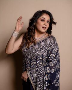 Ramya Krishnan Instagram - #bbjodigal2 #grandfinale
@disneyplushotstartamil
@disneyplushotstar

Styled by @jukalker 

Wearing this midnight blue saree by @manishmalhotraworld

Jewellery by @jaipurgems

Shot by @kiransaphotography

Mua @artistrybyolivia 
Hair @manohar_hair