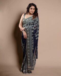 Ramya Krishnan Instagram - #bbjodigal2 #grandfinale
@disneyplushotstartamil
@disneyplushotstar

Styled by @jukalker 

Wearing this midnight blue saree by @manishmalhotraworld

Jewellery by @jaipurgems

Shot by @kiransaphotography

Mua @artistrybyolivia 
Hair @manohar_hair