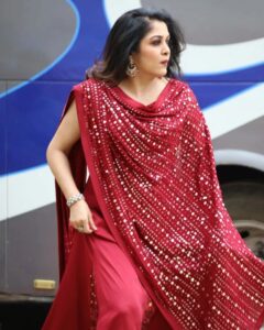 Ramya Krishnan Instagram - "There is a shade of RED for every woman" Audrey Hepburn..🤩🤩🤩

#bbjodigal2 #vijaytelevision @disneyplushotstar
@disneyplushotstartamil

Outfit : @sidneysladen @sidneysladenofficial
MUA :  @artistrybyolivia
Jewellery : @challani_jewellery
Hair : @manohar_hair