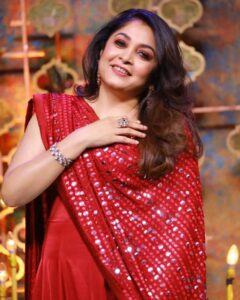 Ramya Krishnan Instagram - "There is a shade of RED for every woman" Audrey Hepburn..🤩🤩🤩

#bbjodigal2 #vijaytelevision @disneyplushotstar
@disneyplushotstartamil

Outfit : @sidneysladen @sidneysladenofficial
MUA :  @artistrybyolivia
Jewellery : @challani_jewellery
Hair : @manohar_hair
