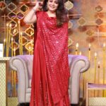 Ramya Krishnan Instagram - "There is a shade of RED for every woman" Audrey Hepburn..🤩🤩🤩 #bbjodigal2 #vijaytelevision @disneyplushotstar @disneyplushotstartamil Outfit : @sidneysladen @sidneysladenofficial MUA : @artistrybyolivia Jewellery : @challani_jewellery Hair : @manohar_hair
