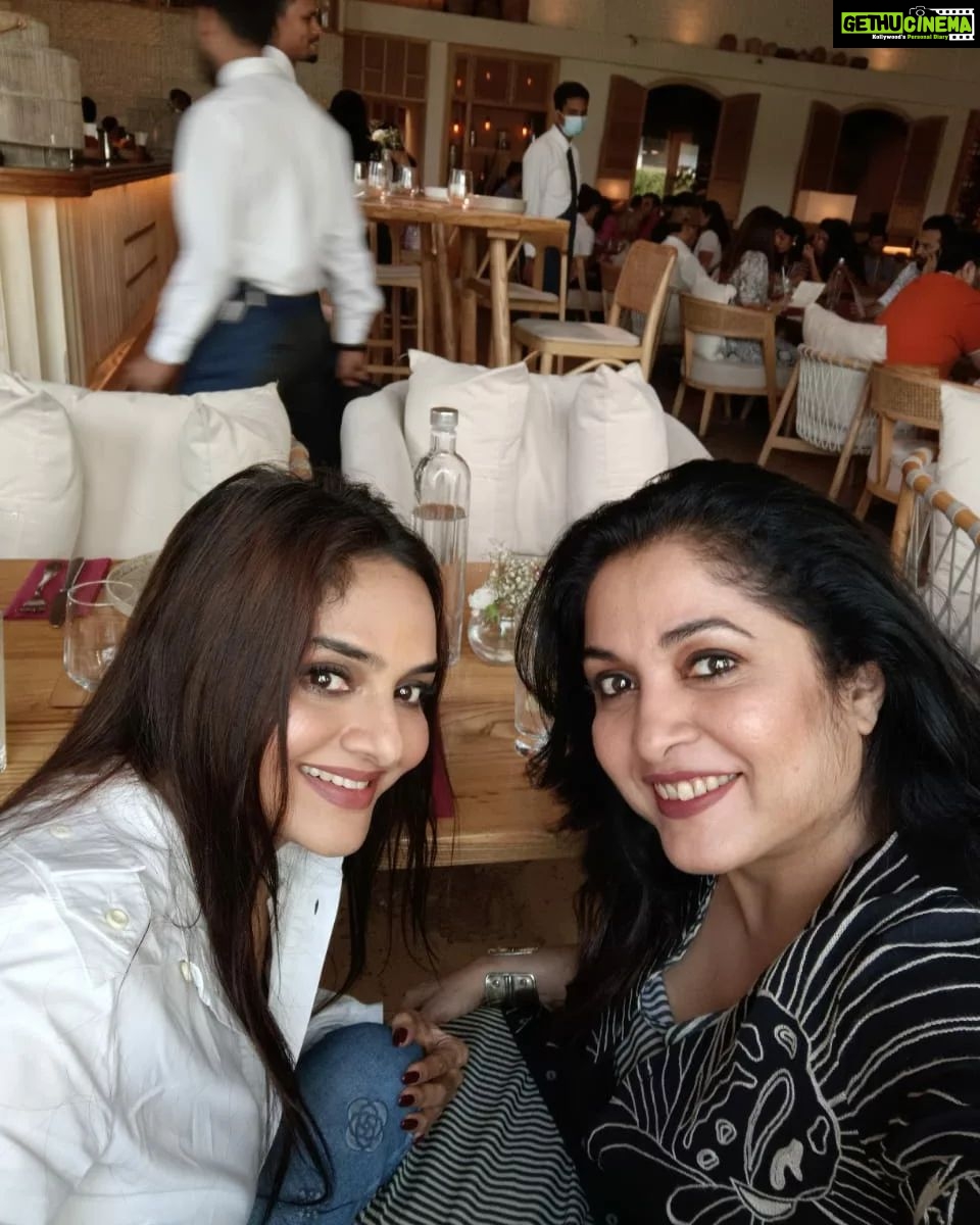 Ramya Krishnan Instagram - The best memories are good times with crazy friends...at @bastianmumbai a cosy place with amazing food. Has to be one of the best places I've ever eaten of late and the food is absolutely delicious. I could say it is of International standards. Sunday afternoon we'll spent with @madhoo_rockstar #sujatha. @theshilpashetty please consider opening this restaurant in Chennai soooooon.....😛😋😍😍 #foodcoma #mumbaidiaries #friendslikefamily❤️ #happysoul #BlessedGratefulThankful