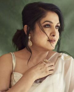 Ramya Krishnan Instagram - No one is you and that is your power 🌙

Styling by @jukalker
Styling team @pratimajukalkar

Saree 🤍 🌙⭐️ @kapardara_india

Jewellery @jatinmorjewels

Makeup  @jasmin.tuteja 
Hair @kamaldeepss

Shot by @akshay.rao.visuals

#white #teamrk #myhappyplace
