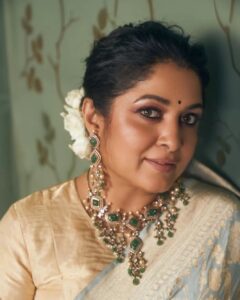 Ramya Krishnan Instagram - Why not another post it's celebration time...🎊🎊 Happy Diwali.

Styling by @jukalker
Styling team @pratimajukalkar

Banarasi saree @kavithaguttaofficial

Jewellery @archithamauryagirrijewellery

Makeup by @prakatwork
Hairstylist @sharmilahairstylist

Shot by @eshaangirri

#staysafeeveryone #gratitude #loveisintheair #Familylove #friendslikefamily❤️