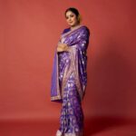 Ramya Krishnan Instagram - Wishing all a very Happy Diwali 🎉🎉 Styling by @jukalker Styling team @pratimajukalkar Banarasi saree @kavithaguttaofficial Jewellery @archithamauryagirrijewellery Makeup by @prakatwork Hairstylist @sharmilahairstylist Shot by @eshaangirri #Aha #DanceIkonOnAha #judge #diwali #celebration #teamrk