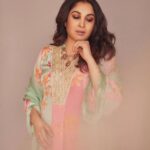 Ramya Krishnan Instagram - Weekend vibes... Styled by @jukalker Styling team @pratimajukalkar Outfit @rajiramniq Jewellery @karnikajewelshyd Makeup & hair @nishisingh_muah Shot by @arifminhaz #ahaindianikon #Queen #happysoul #loveyouall