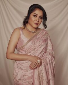 Ramya Krishnan Instagram - Styled by @jukalker

Styling team @pratimajukalkar

Beautiful saree by @mrunalinirao

Jewellery @jatinmorjewels

Makeup & hair @nishisingh_muah

Shot by @arifminhaz