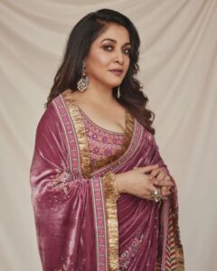 Ramya Krishnan Instagram - Styled by @jukalker

Styling team @pratimajukalkar

Wearing  Beautiful saree by @toraniofficial

Jewellery  @karnikajewelshyd

Makeup @nishisingh_muah

📸 shot by @arifminhaz

#DanceIkonOnAha #september11th #6pm