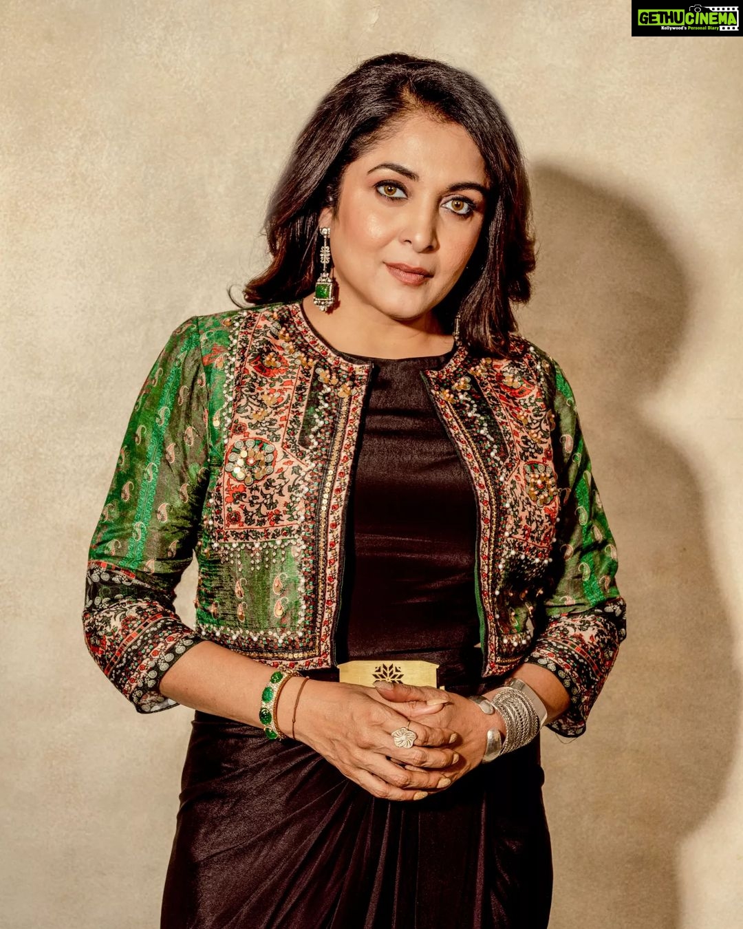 Ramya Krishnan Instagram - #jaileraudiolaunch Back on screen after 24yrs #padayappa & #neelambari pair in #jailer #JailerAudioLaunch #Jailer @rajinikanth @nelsondilipkumar @anirudhofficial @sunpictures Styling - Rk & Sk @meramyakrishnan @sunilkarthik_sk Mua - @prakatwork Jewellery - @amrapalijewels @amethystchennai Photography - @imthefashionfellow #jailer #jaileraudiolaunch #meramyakrishnan #reels #reelsinstagram #reelitfeelit #Ramyakrishnan #ramyakrishna #queenramyakrishnan #ladysuperstar #thalaivi #gloryofindiancinema #queen