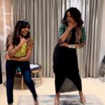 Ramya Krishnan Instagram - 🌸 Viewers Discretion advised 🤣🌸 Please forgive us for the most unplanned, on the spot rendition of the most catchy #kaavaalaa song! We were just a bunch of enthusiastic, excited happy girls who got ready well in advance and has a little dance party before we set off to the #jailer audio launch! Nothing gets the party going like a little dance fun , so that’s what we girl were doing 🥰🥰❤️🙏