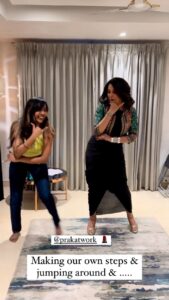 Ramya Krishnan Instagram - 🌸 Viewers Discretion advised 🤣🌸
 Please forgive us for the most unplanned, on the spot rendition of  the most catchy #kaavaalaa song! 

We were just a bunch of enthusiastic, excited happy girls who got ready well in advance and has a little dance party before we set off to the #jailer audio launch! 

Nothing gets the party going like a little dance fun , so that’s what we girl were doing 🥰🥰❤️🙏