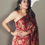 Ramya Krishnan Instagram - You only live once, but if you do it right, once is enough....😉❤⭐🥰 Styled by @jukalker Styling team @pratimajukalkar Outfit @kalkifashion Jewellery @abhilasha_pret_jewelry Makeup @jasmin.tuteja Hair @kamaldeepss Shot by @arifminhaz #look #happy2023 #grateful ##hopeful #gratitude #family #FansLikeNoOther #loveyouall