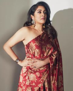 Ramya Krishnan Instagram - You only live once, but if you do it right, once is enough....😉❤⭐🥰

Styled by @jukalker
Styling team @pratimajukalkar

Outfit @kalkifashion 

Jewellery @abhilasha_pret_jewelry

Makeup  @jasmin.tuteja 
Hair @kamaldeepss

Shot by @arifminhaz

#look #happy2023 #grateful ##hopeful #gratitude #family #FansLikeNoOther #loveyouall