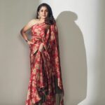 Ramya Krishnan Instagram - You only live once, but if you do it right, once is enough....😉❤⭐🥰 Styled by @jukalker Styling team @pratimajukalkar Outfit @kalkifashion Jewellery @abhilasha_pret_jewelry Makeup @jasmin.tuteja Hair @kamaldeepss Shot by @arifminhaz #look #happy2023 #grateful ##hopeful #gratitude #family #FansLikeNoOther #loveyouall