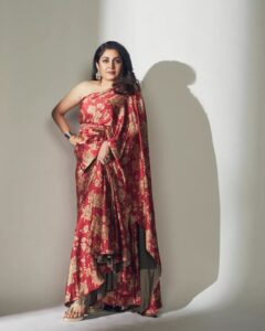 Ramya Krishnan Instagram - You only live once, but if you do it right, once is enough....😉❤⭐🥰

Styled by @jukalker
Styling team @pratimajukalkar

Outfit @kalkifashion 

Jewellery @abhilasha_pret_jewelry

Makeup  @jasmin.tuteja 
Hair @kamaldeepss

Shot by @arifminhaz

#look #happy2023 #grateful ##hopeful #gratitude #family #FansLikeNoOther #loveyouall