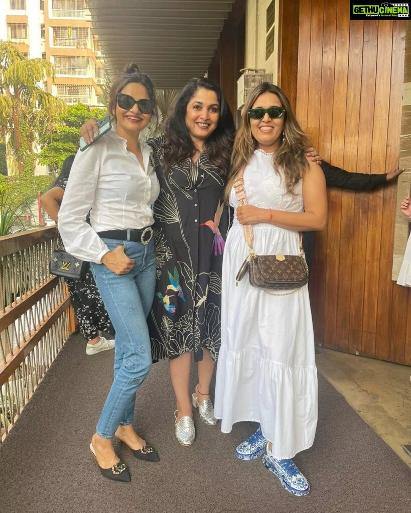 Ramya Krishnan Instagram - The best memories are good times with crazy friends...at @bastianmumbai a cosy place with amazing food. Has to be one of the best places I've ever eaten of late and the food is absolutely delicious. I could say it is of International standards. Sunday afternoon we'll spent with @madhoo_rockstar #sujatha. @theshilpashetty please consider opening this restaurant in Chennai soooooon.....😛😋😍😍 #foodcoma #mumbaidiaries #friendslikefamily❤️ #happysoul #BlessedGratefulThankful