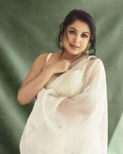 Ramya Krishnan Instagram - No one is you and that is your power 🌙

Styling by @jukalker
Styling team @pratimajukalkar

Saree 🤍 🌙⭐️ @kapardara_india

Jewellery @jatinmorjewels

Makeup  @jasmin.tuteja 
Hair @kamaldeepss

Shot by @akshay.rao.visuals

#white #teamrk #myhappyplace