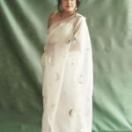 Ramya Krishnan Instagram - No one is you and that is your power 🌙 Styling by @jukalker Styling team @pratimajukalkar Saree 🤍 🌙⭐️ @kapardara_india Jewellery @jatinmorjewels Makeup  @jasmin.tuteja  Hair @kamaldeepss Shot by @akshay.rao.visuals #white #teamrk #myhappyplace