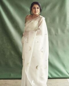 Ramya Krishnan Instagram - No one is you and that is your power 🌙

Styling by @jukalker
Styling team @pratimajukalkar

Saree 🤍 🌙⭐️ @kapardara_india

Jewellery @jatinmorjewels

Makeup  @jasmin.tuteja 
Hair @kamaldeepss

Shot by @akshay.rao.visuals

#white #teamrk #myhappyplace