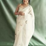 Ramya Krishnan Instagram - No one is you and that is your power 🌙 Styling by @jukalker Styling team @pratimajukalkar Saree 🤍 🌙⭐️ @kapardara_india Jewellery @jatinmorjewels Makeup  @jasmin.tuteja  Hair @kamaldeepss Shot by @akshay.rao.visuals #white #teamrk #myhappyplace