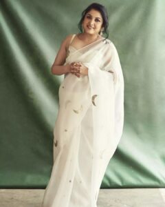 Ramya Krishnan Instagram - No one is you and that is your power 🌙

Styling by @jukalker
Styling team @pratimajukalkar

Saree 🤍 🌙⭐️ @kapardara_india

Jewellery @jatinmorjewels

Makeup  @jasmin.tuteja 
Hair @kamaldeepss

Shot by @akshay.rao.visuals

#white #teamrk #myhappyplace