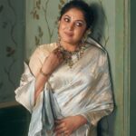 Ramya Krishnan Instagram - Why not another post it's celebration time...🎊🎊 Happy Diwali. Styling by @jukalker Styling team @pratimajukalkar Banarasi saree @kavithaguttaofficial Jewellery @archithamauryagirrijewellery Makeup by @prakatwork Hairstylist @sharmilahairstylist Shot by @eshaangirri #staysafeeveryone #gratitude #loveisintheair #Familylove #friendslikefamily❤️