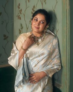 Ramya Krishnan Instagram - Why not another post it's celebration time...🎊🎊 Happy Diwali.

Styling by @jukalker
Styling team @pratimajukalkar

Banarasi saree @kavithaguttaofficial

Jewellery @archithamauryagirrijewellery

Makeup by @prakatwork
Hairstylist @sharmilahairstylist

Shot by @eshaangirri

#staysafeeveryone #gratitude #loveisintheair #Familylove #friendslikefamily❤️