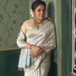 Ramya Krishnan Instagram – Why not another post it’s celebration time…🎊🎊 Happy Diwali.

Styling by @jukalker
Styling team @pratimajukalkar

Banarasi saree @kavithaguttaofficial

Jewellery @archithamauryagirrijewellery

Makeup by @prakatwork
Hairstylist @sharmilahairstylist

Shot by @eshaangirri

#staysafeeveryone #gratitude #loveisintheair #Familylove #friendslikefamily❤️
