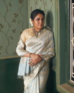 Ramya Krishnan Instagram - Why not another post it's celebration time...🎊🎊 Happy Diwali.

Styling by @jukalker
Styling team @pratimajukalkar

Banarasi saree @kavithaguttaofficial

Jewellery @archithamauryagirrijewellery

Makeup by @prakatwork
Hairstylist @sharmilahairstylist

Shot by @eshaangirri

#staysafeeveryone #gratitude #loveisintheair #Familylove #friendslikefamily❤️