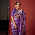 Ramya Krishnan Instagram - Wishing all a very Happy Diwali 🎉🎉 Styling by @jukalker Styling team @pratimajukalkar Banarasi saree @kavithaguttaofficial Jewellery @archithamauryagirrijewellery Makeup by @prakatwork Hairstylist @sharmilahairstylist Shot by @eshaangirri #Aha #DanceIkonOnAha #judge #diwali #celebration #teamrk