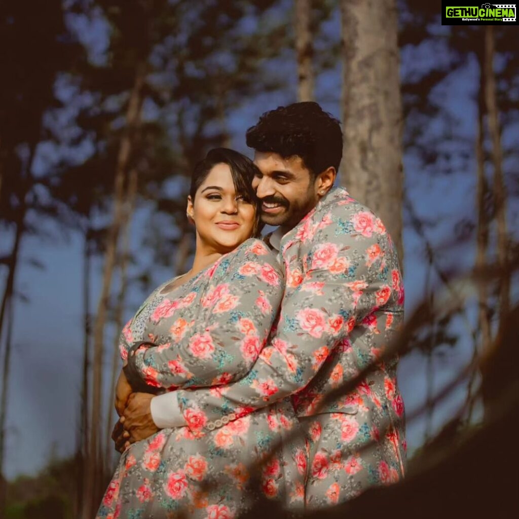 Ramya NSK Instagram - A shoot that is super special to us featuring the Ever Gorgeous @ramyansk and Mr. Charm @sathya_actor. We as a team are glad that we got to work with these two amazing people from the industry. They bring in so much of warmth and comfort to everyone they meet... Much love to you guys ❤ Costume : Men's Wear @lazaroknk Women's Wear @exotic999 MUA @makeover_by_niru The Wedding Bunch Team @prabhushankar_27 @bhuvahofficial @madhu_arumugam @kirubakarn @the_just_swagger #reelvideo #reelsinstagram #reelsindia #couple #coupleshoot #illaiyaraja #ilaiyaraja #gvm #samantha #chennai #candid #singer #music #ilaiyaraja #kkk #chennaiphotographer #beach #bgm
